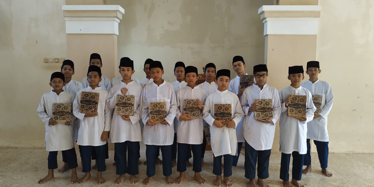 Pemberian Raport Dan Hadiah Juara Kelas